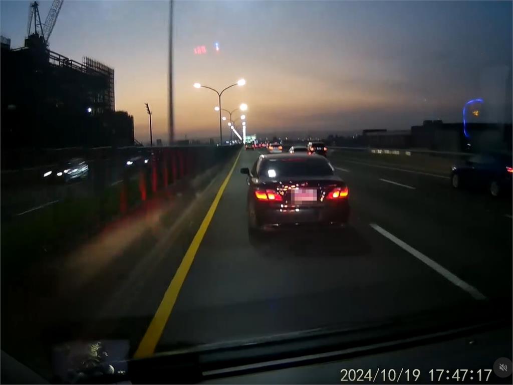 黑車擋救護車!「2分鐘踩27次煞車」惡劣行徑全被錄 駕駛下場曝光