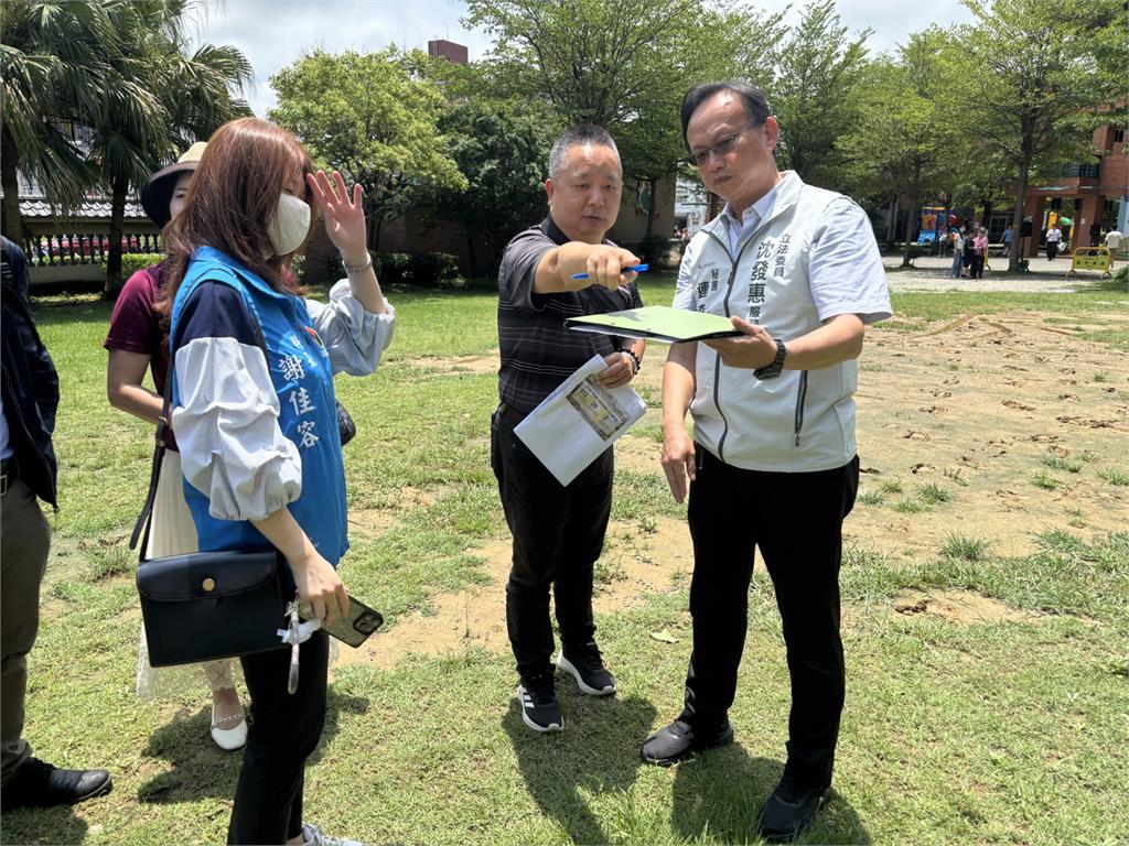 快新聞／苗栗信義國小地坪遇雨成泥地！沈發惠邀中央地方會勘改善