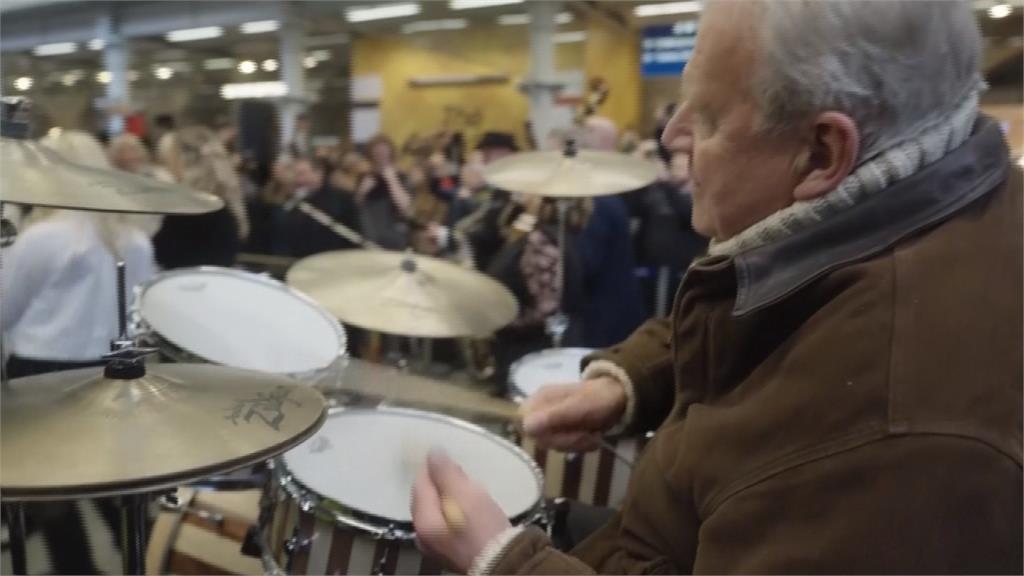 倫敦車站快閃演唱　78歲洛史都華驚喜獻唱