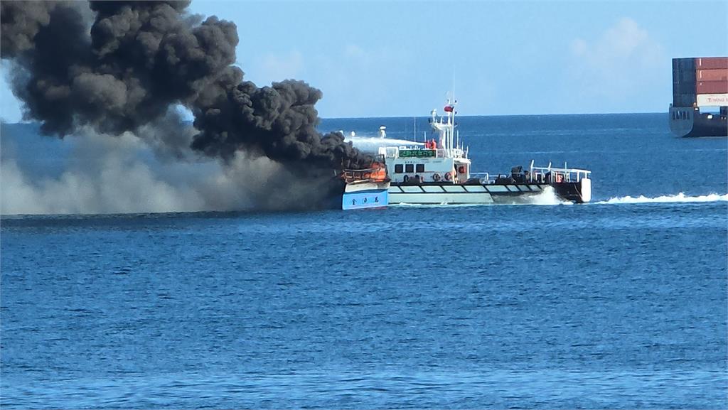 基隆龍蝦麻糬外海火燒船　1船長6印尼船員跳海逃生