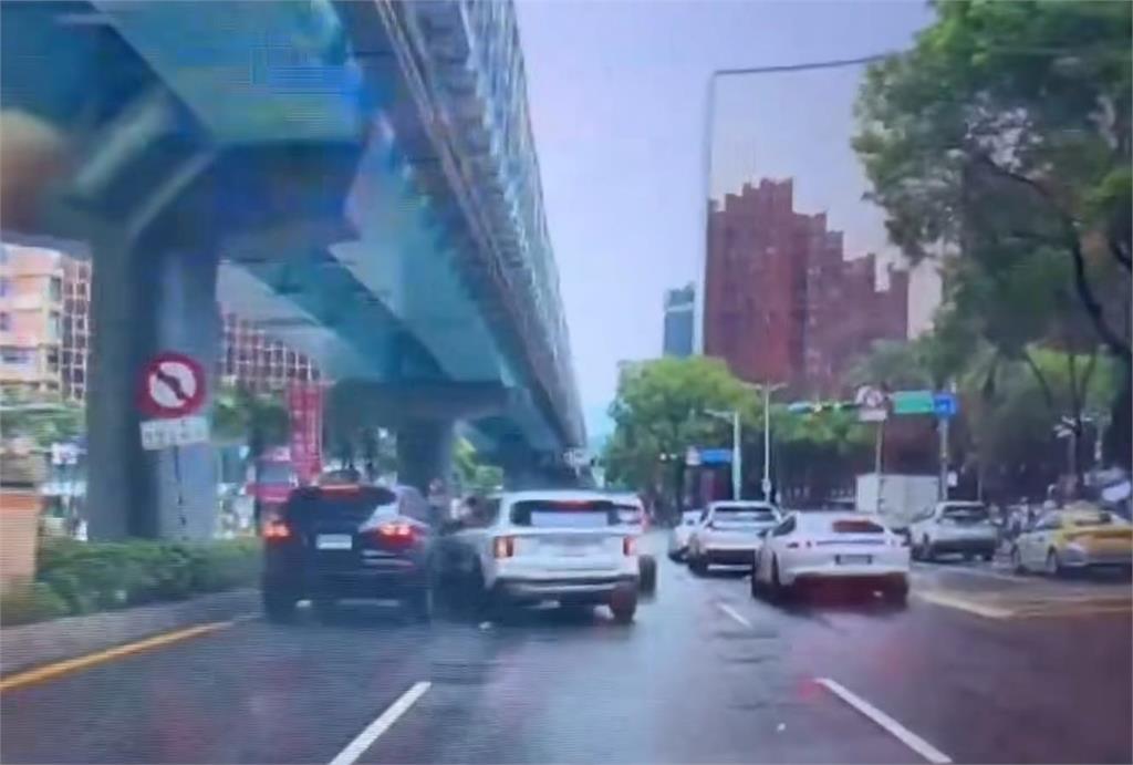 Kia休旅車「切車道連撞2保時捷」7秒超扯影片曝!網嘲:命中有兩捷