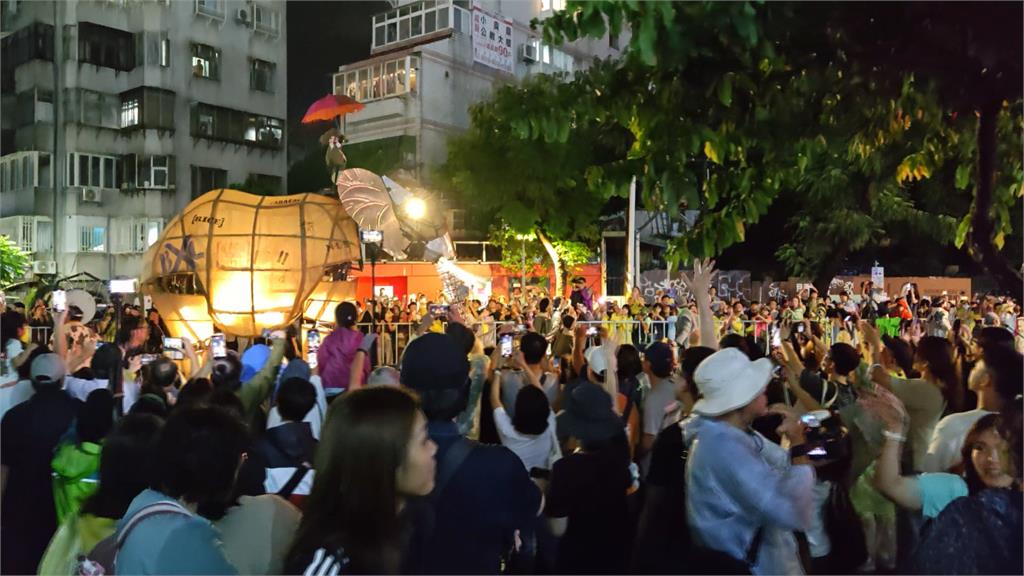 "首日十萬人上街亂象挨轟　大象來了"第二日急加派400名警力