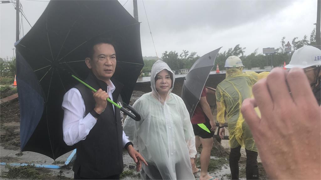 快新聞/八掌溪溢堤農民損失慘重 賴惠員、林俊憲急赴現場勘災