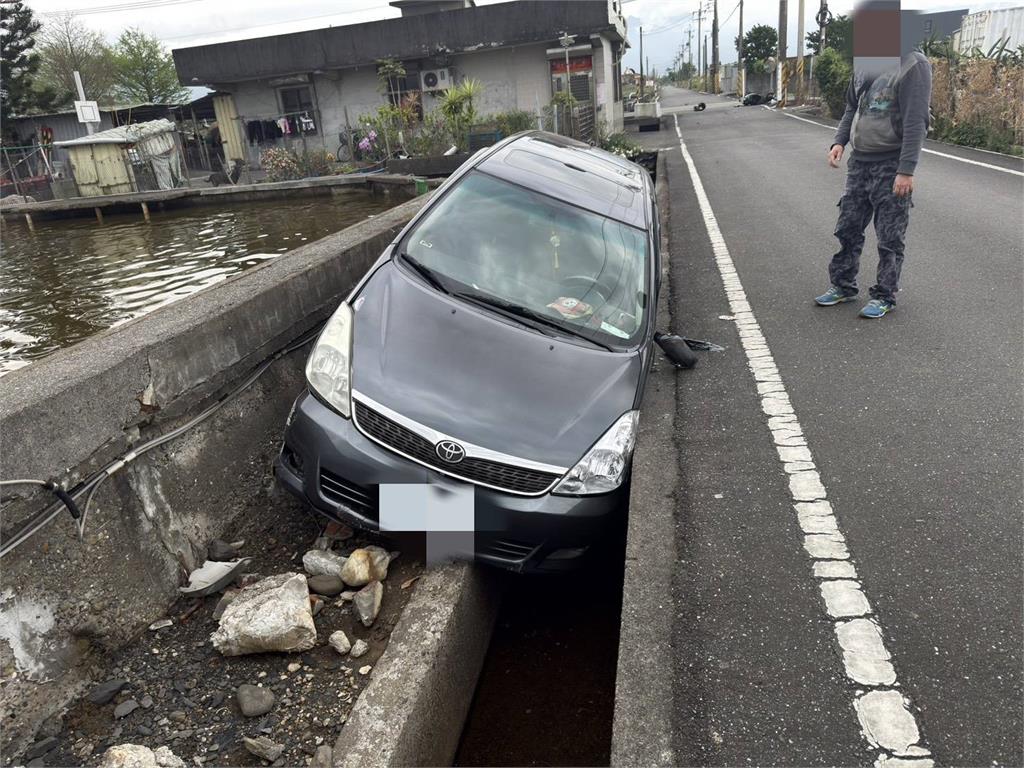 快新聞／宜蘭死亡車禍！汽車衝進水溝　機車騎士遭撞送醫不治