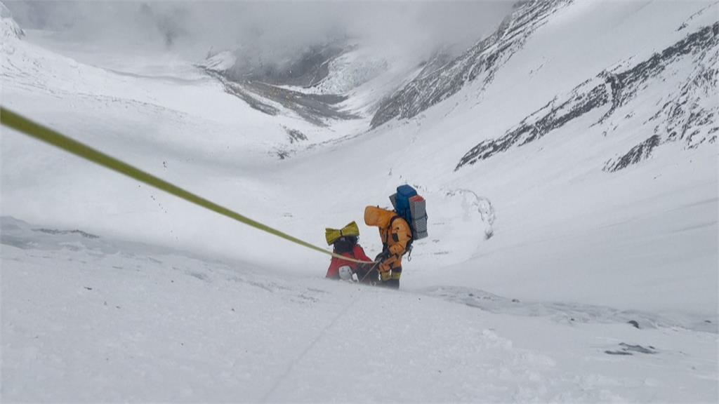 趕在登山季結束前挑戰攻頂　世界之頂聖母峰山路「塞人」