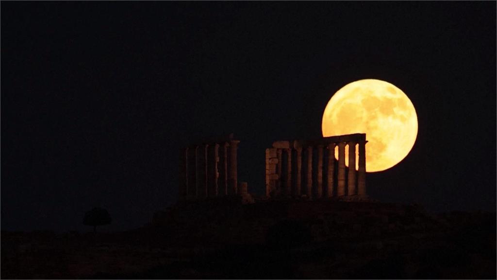 希臘６月「草莓月」映照古廟　英國巨石陣１‧５萬人迎夏至曙光