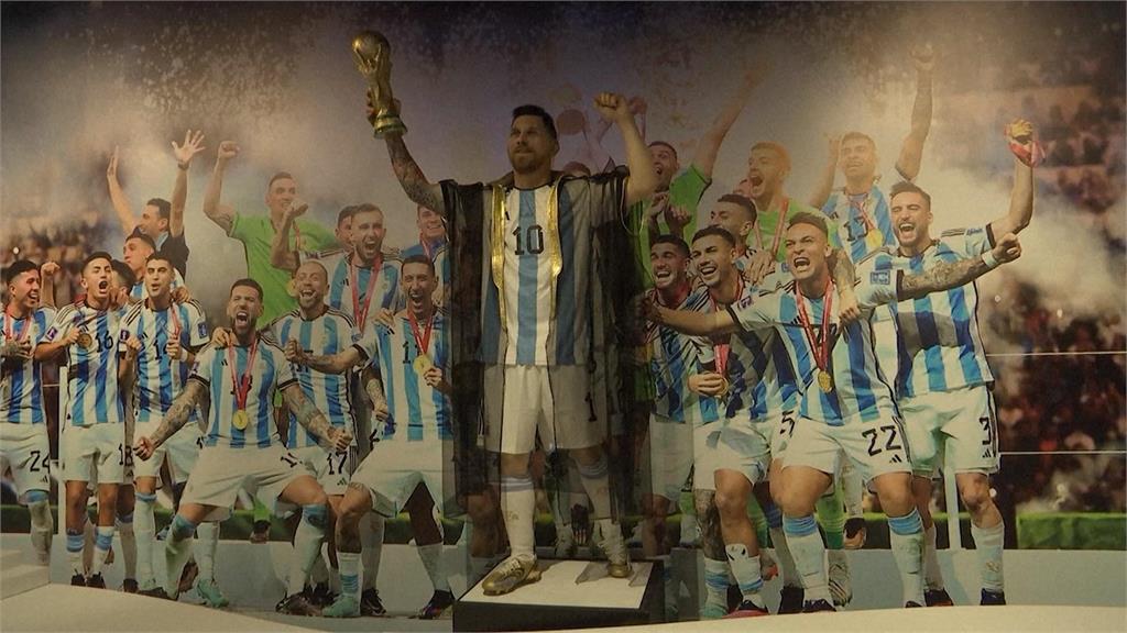 等身大梅西雕像高舉金盃　阿根廷舉辦世足冠軍展