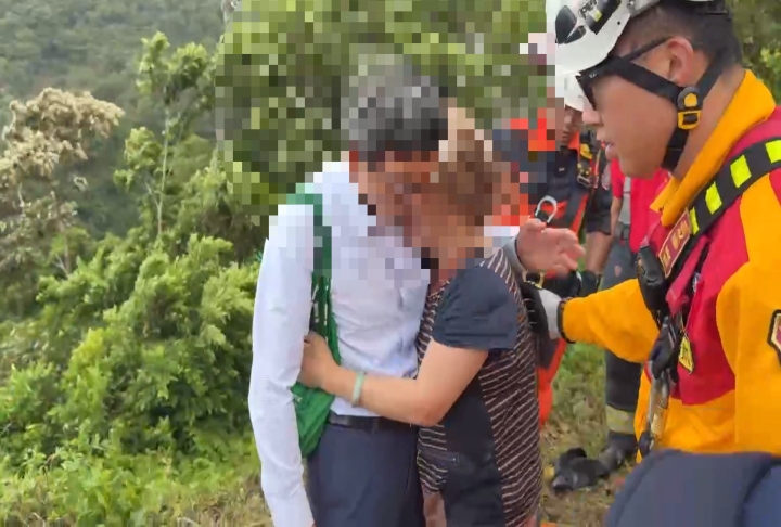 上山買咖啡倒車墜深谷　婦奇蹟獲救激動擁抱丈夫