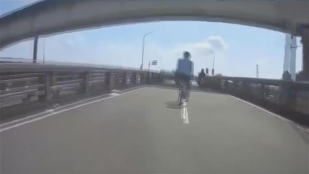 驚悚畫面曝！腳踏車上重新橋被叭向右切　下秒遭機車撞飛引熱議