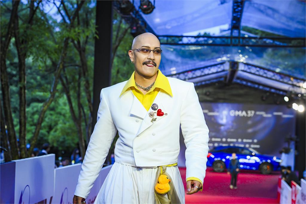 金曲37／李竺芯正面開大招「頂超巨芒果」登紅毯！ØZI深V西裝帥翻全場