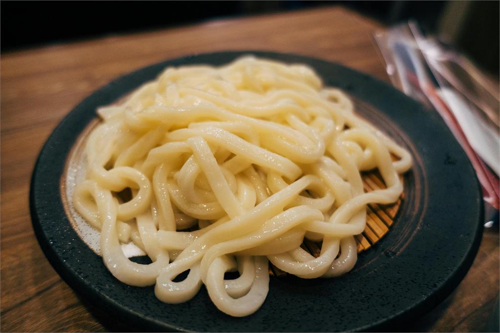情侶吃完飯「不走人狂放閃」還做2舉動!日AV女優怒了:我心胸狹窄