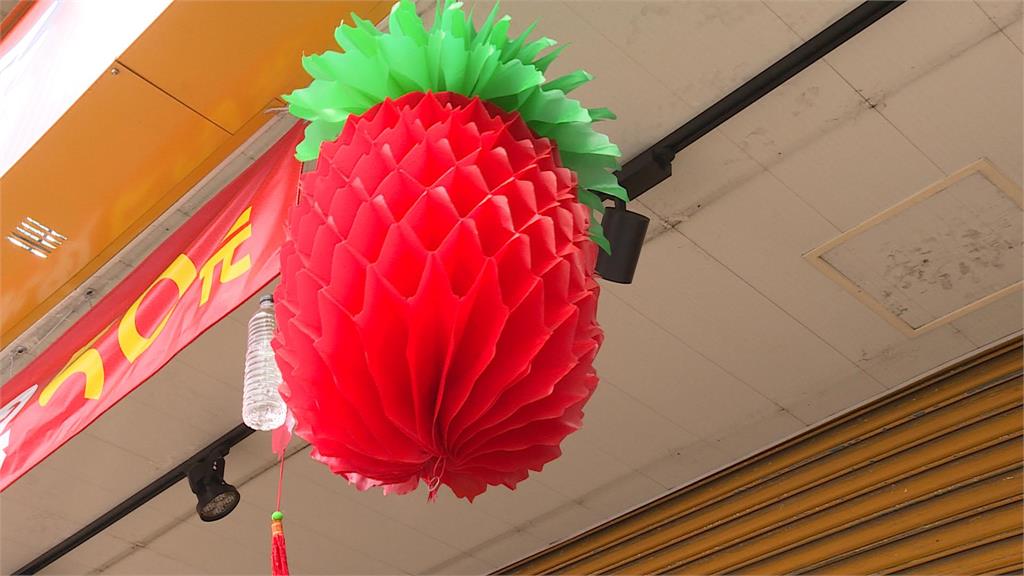 手癢？無聊扯下店家「鳳梨彩球」　民俗專家：觸霉頭