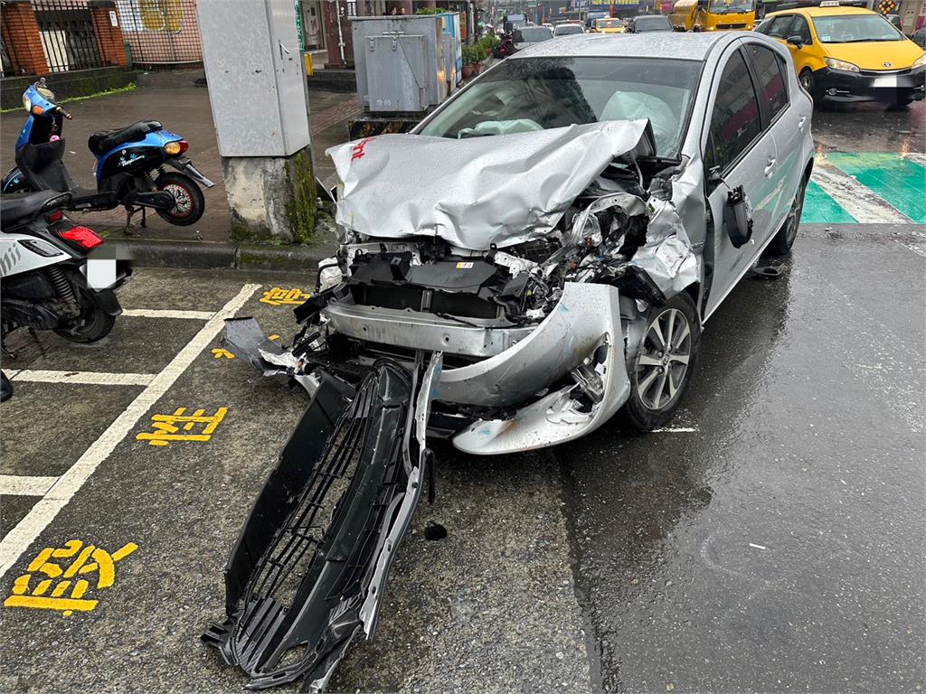 快新聞／女駕駛追撞「載蛋貨車」　汐止馬路「蛋汁四溢」慘況曝