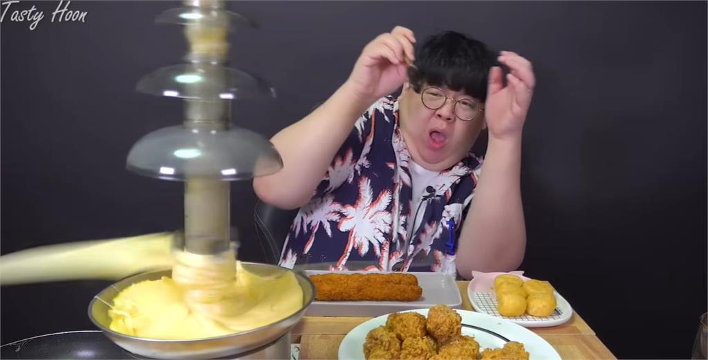 直播主吃火鍋「險被噴泉甩臉」！無助畫面曝網笑瘋：荒謬到像AI
