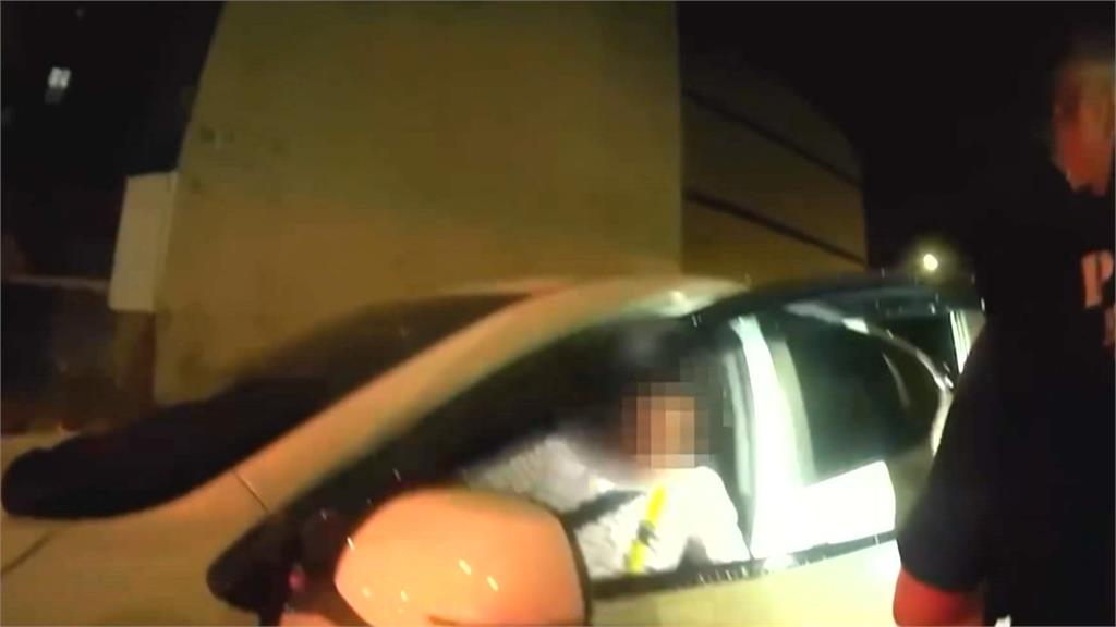 離譜!酒駕等紅燈睡路中央 警敲窗、駕駛睡眼惺忪喊這一句