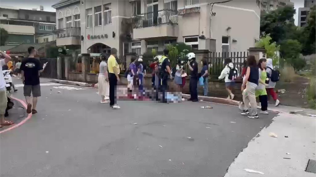 三峽重大車禍78歲駕駛昏迷急救!10+學童「躺地緊急CPR」畫面曝