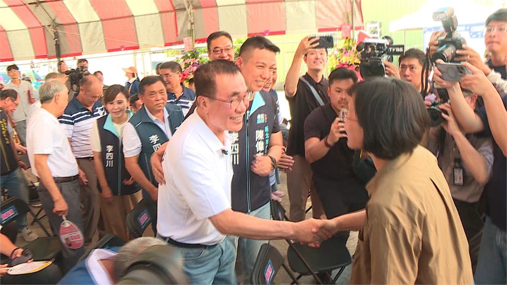 蘇巧慧與理事長握手vs.李四川轉頭走　網友酸：彎不下腰