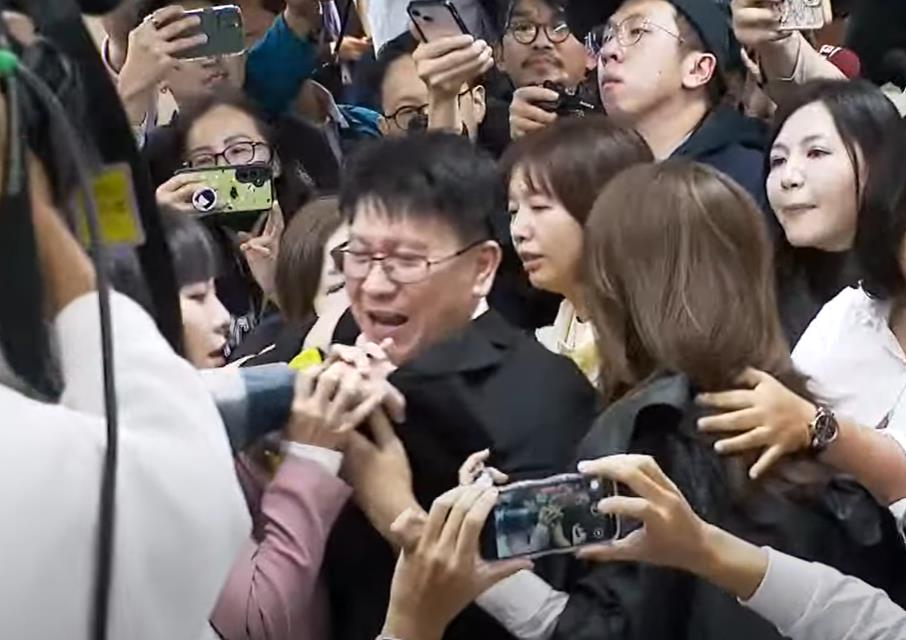 快新聞/為選罷法爆衝突!綠營女立委團團包圍林思銘 王美惠疑遭出手推倒