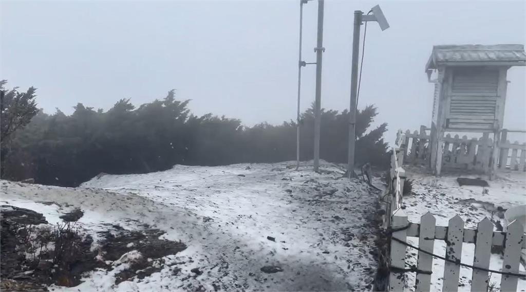 最新／銀白世界美不勝收！玉山北峰下雪了　持續近半小時