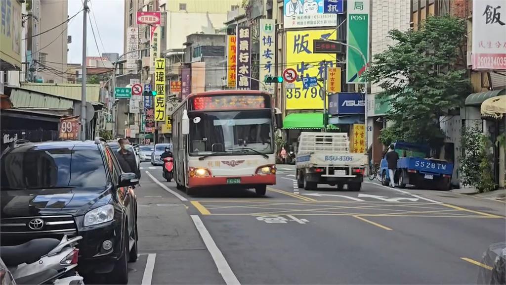 桃園驚險意外！　走馬路邊緣竟遭公車後照鏡「巴頭」