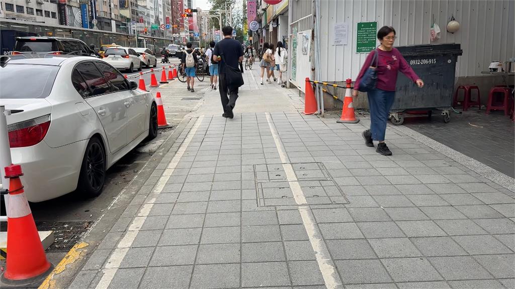 台北小巨蛋附近新建工程 吊掛巨大鋼筋貼近人車