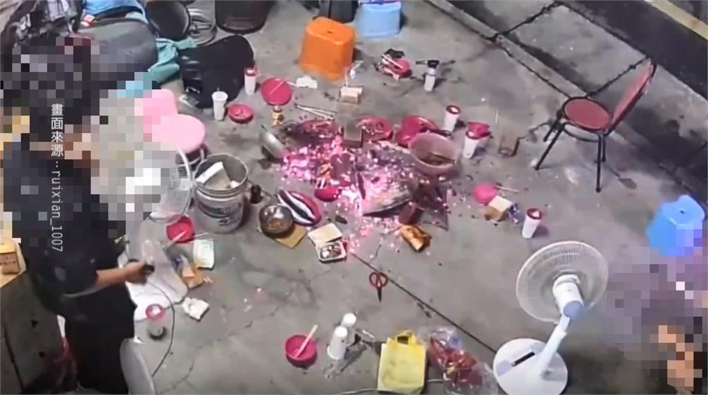 中秋烤肉驚魂! "水泥地上設烤爐"突爆炸噴火花