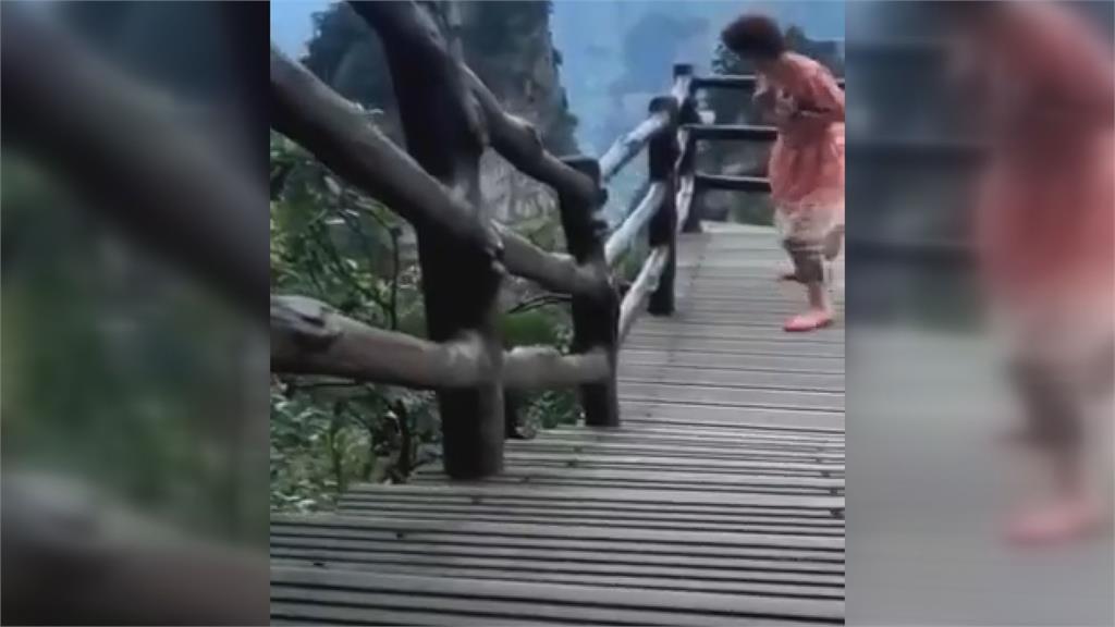 猴子都看不下去？中國大媽風景區嗨跳舞　下秒包包遭搶狂叫