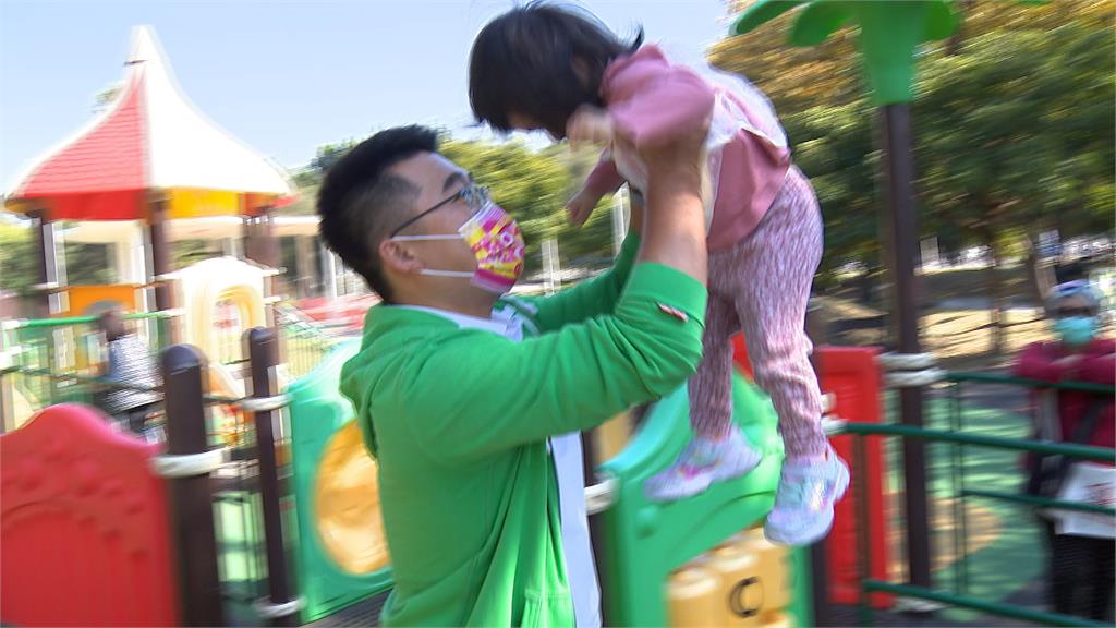 婚後五年成功拚兩胎 「奶爸」邱俊憲帶女兒逛議會