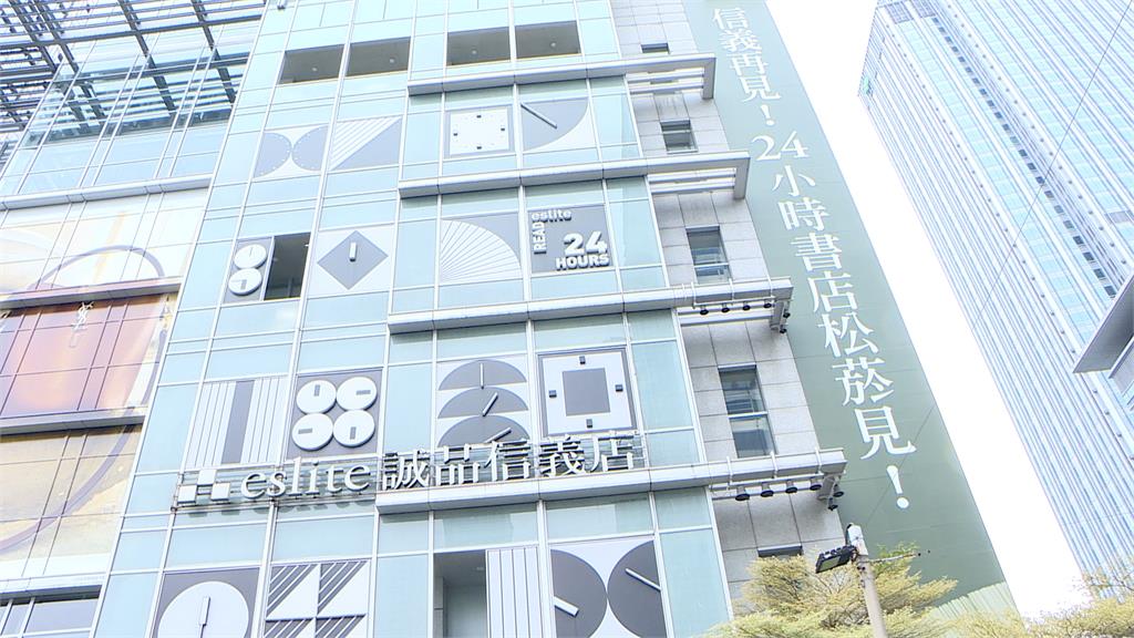 時代的眼淚!熄燈書店湧大批人潮 民眾赴金石堂信義店.誠品信義店拍照留念