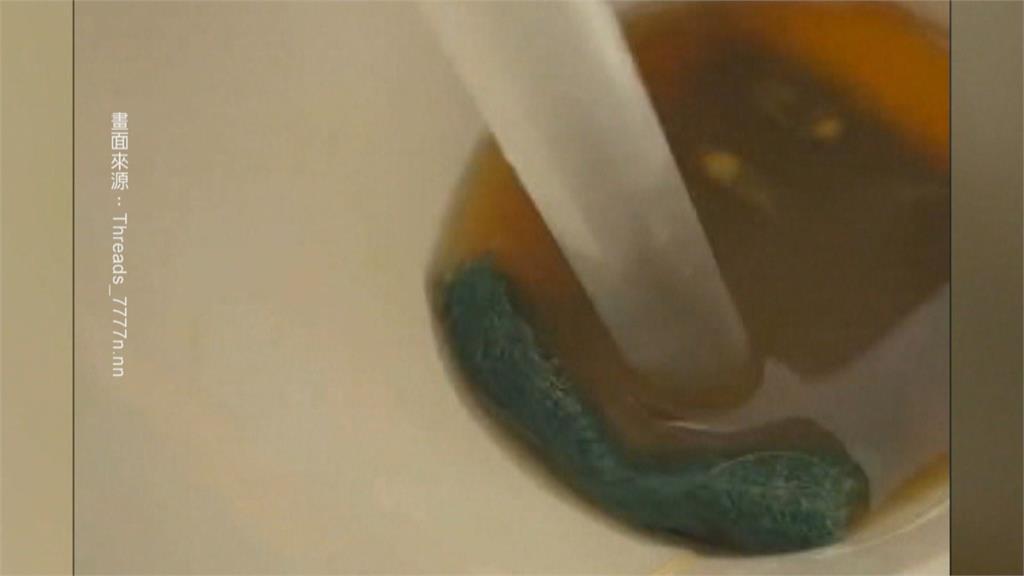 噁！手搖飲驚見「菜瓜布」　連鎖品牌火速致歉停業清消