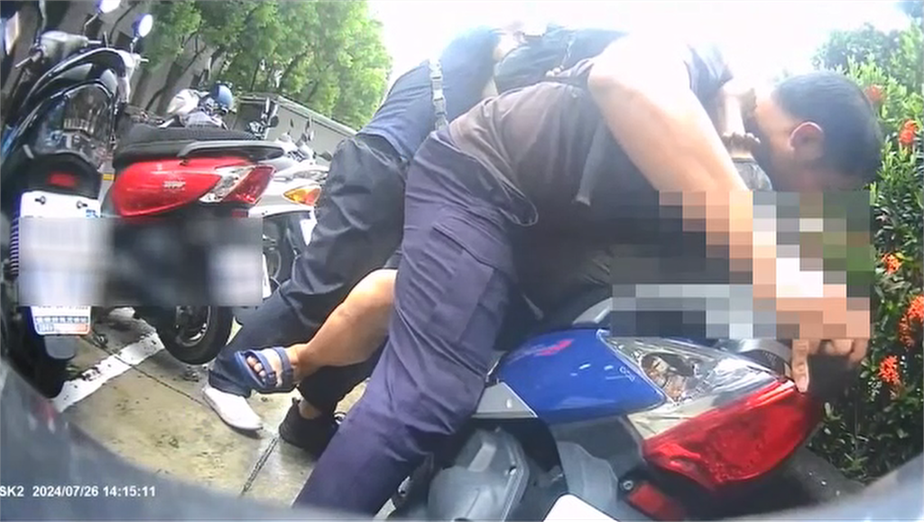 快新聞/壯男颱風天「順手牽車」24小時內被逮 遭警壓制還狂喊「救人喔!」