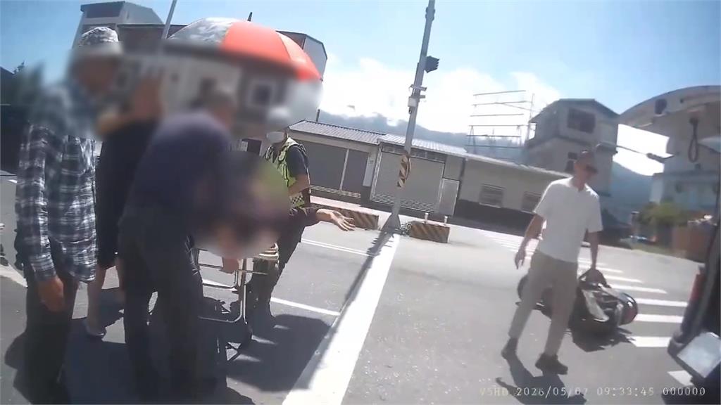 花蓮婦人騎車載孫鬼切跨２車道　遭撞翻一圈！竟是「無照上路」