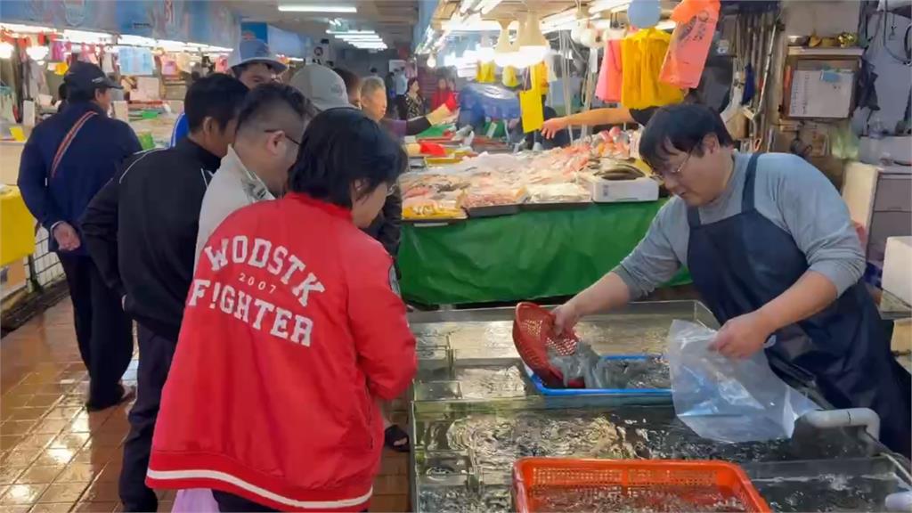 快新聞／小確幸！桃園颱風假「購物中心現人潮」　漁港民眾垂釣險象環生