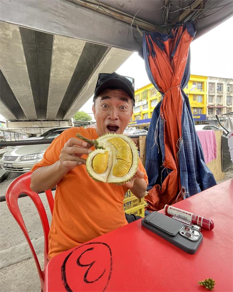 越南按摩店「老人坐地狂啃榴槤」是吳宗憲!61歲真面目粉笑翻:聞到味道了