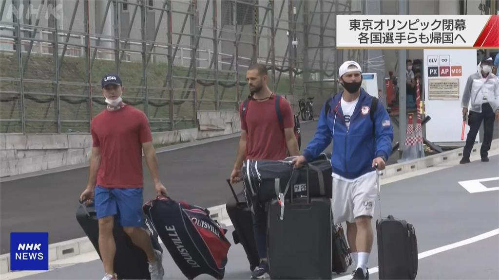 東奧結束返家 上萬各國代表隊擠爆日本機場