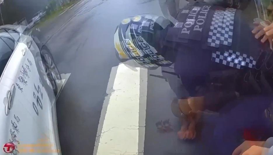 台中警追查涉竊盜車！駕駛拒捕自撞電桿　警破窗逮人