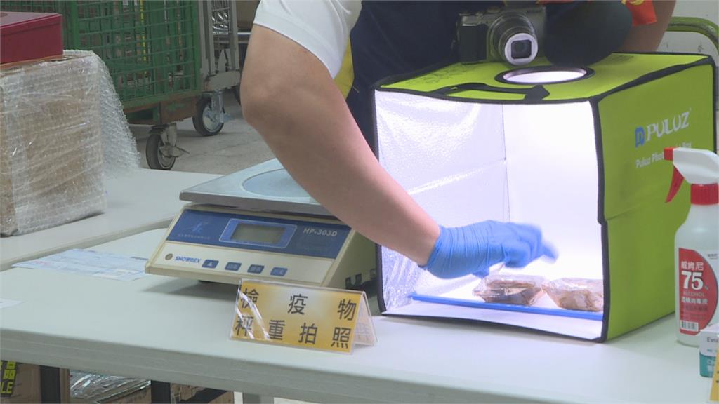 違規夾帶「含肉月餅」欲闖關　郵局、海關聯手攔