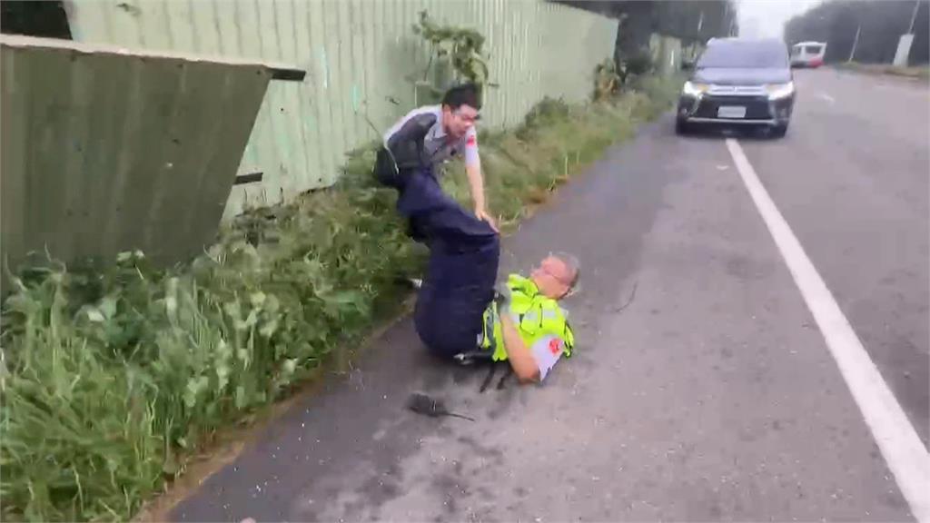 強陣風吹倒鐵皮圍籬 麥寮駐衛警遭壓倒