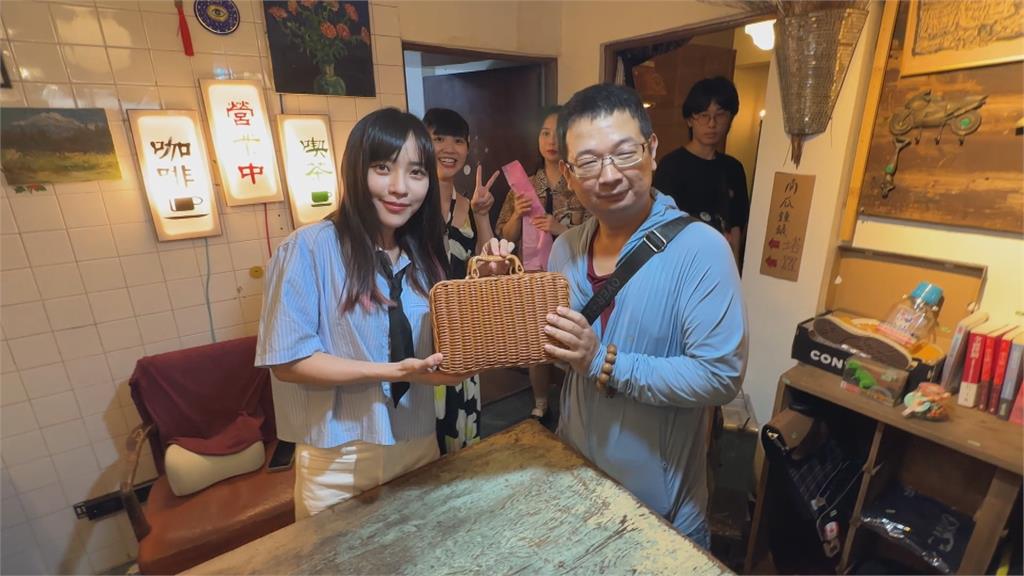 一日店長！立委黃捷捐二手衣物義賣　所得全數捐給公益