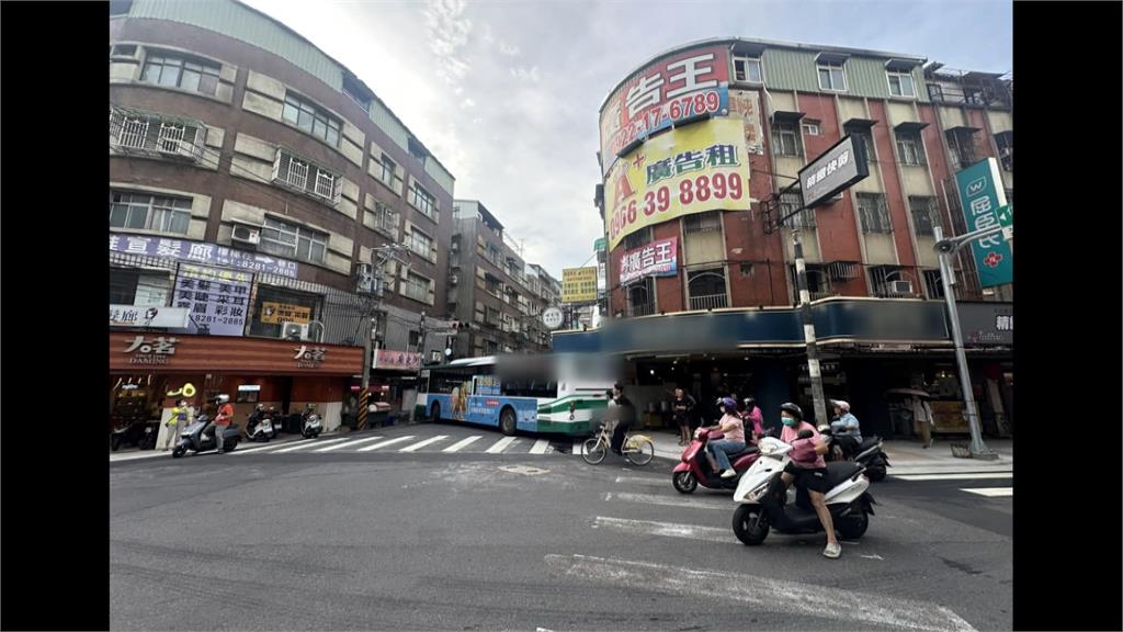 三重客運學生專車轉彎撞招牌　占據兩線車道交通一度受阻