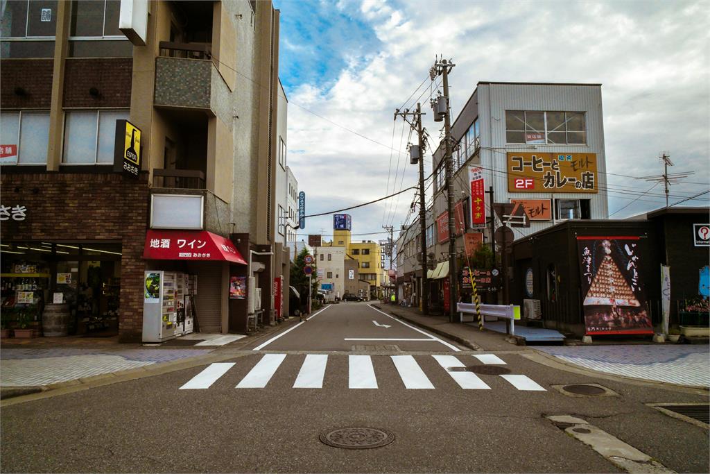 鼠勾以內!妹子「只穿白襪」實測日本街頭乾淨度 網見1幕嚇傻:比我襪子還新