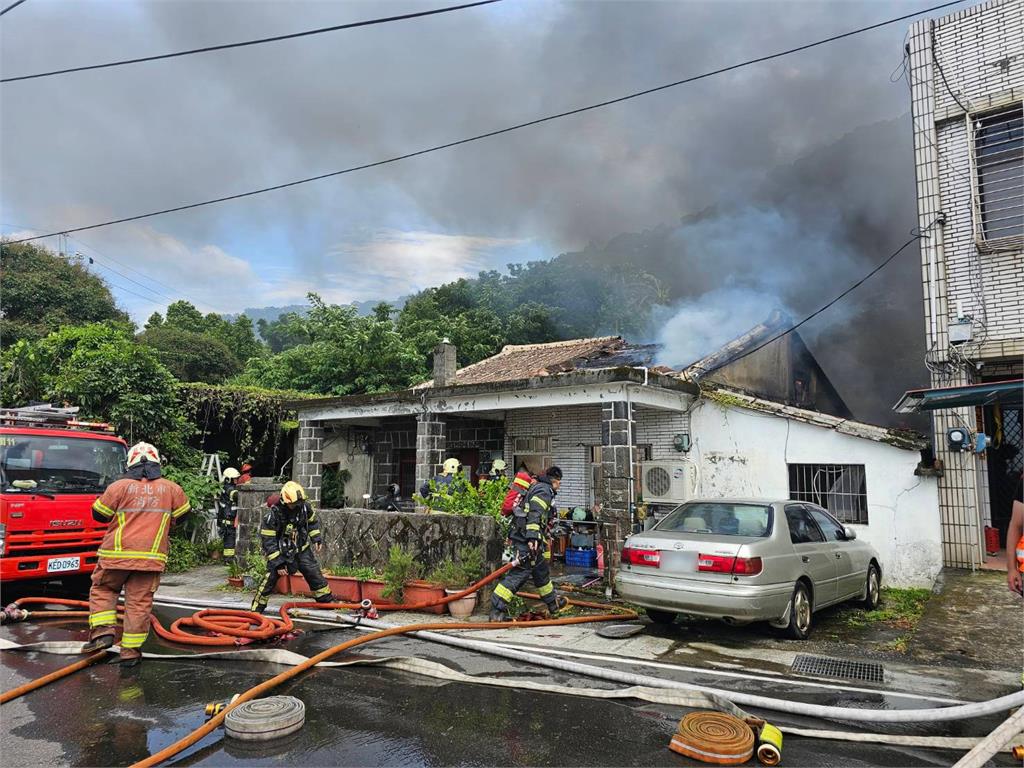 快新聞/新北八里驚傳火警!磚造平房冒滾滾濃煙 屋主急送馬偕救治
