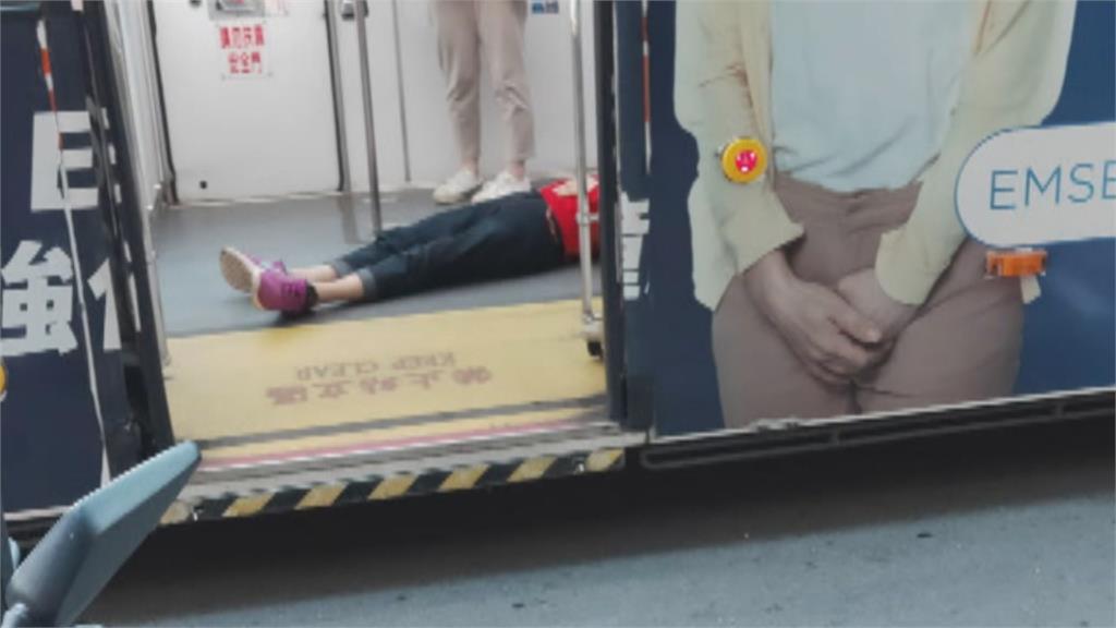 公車煞車七旬老婦重摔昏倒　小六女童冷靜報案