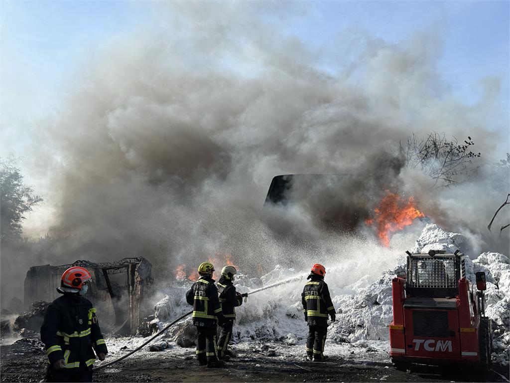 大甲汽車修配廠外空地廢棄物起火　濃煙竄天際無人傷亡