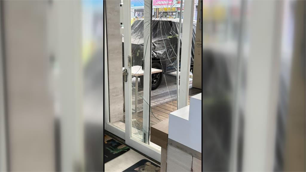 鐵頭功？網路掀熱議　高雄早午餐店闆娘送餐撞碎玻璃門