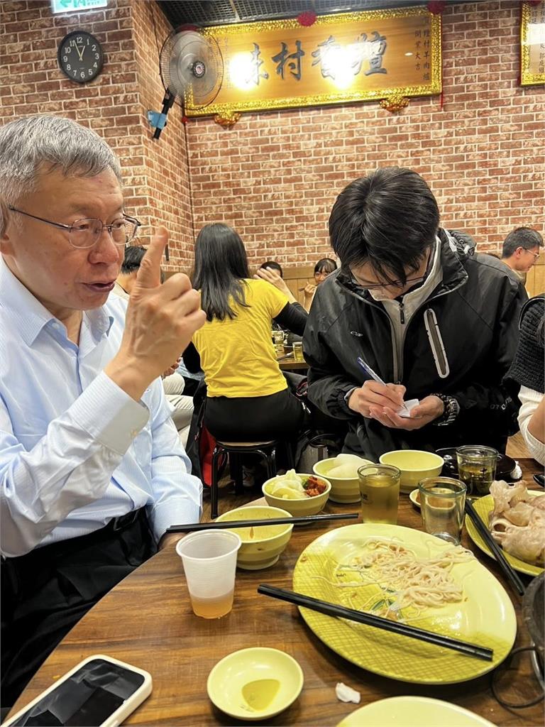 柯文哲揪羊肉爐「陳彥廷吃素」遭拍0動作呆坐！網愣「能吃嗎」本人急做2事挺阿北