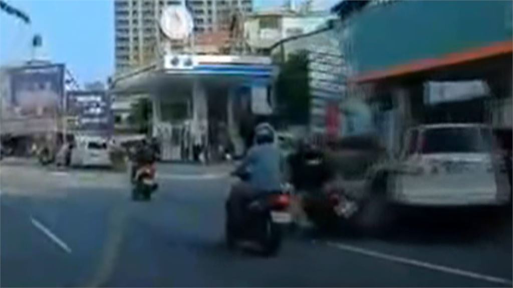 台中驚悚車禍！　男失控撞臨停車　臨停車駕駛閃躲重摔倒地