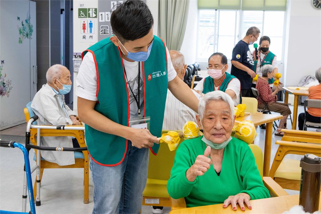 台灣人壽公益投入2023年近5.5萬人次受惠 關懷高齡弱勢 深耕綠背心志工DNA