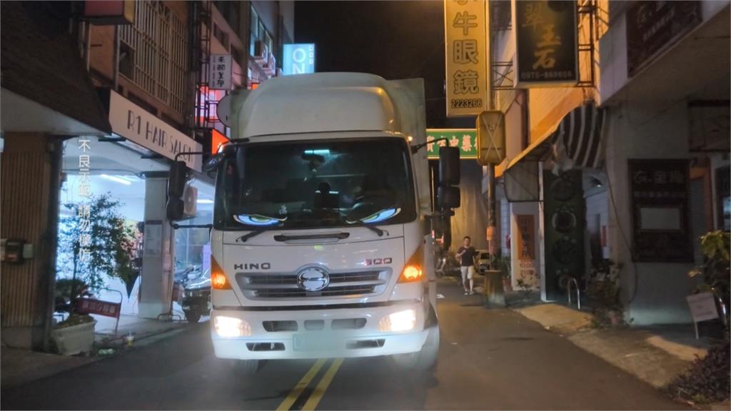離譜違停! 貨車停智取店外大馬路 霸占一條街搬貨10幾分鐘民眾枯等