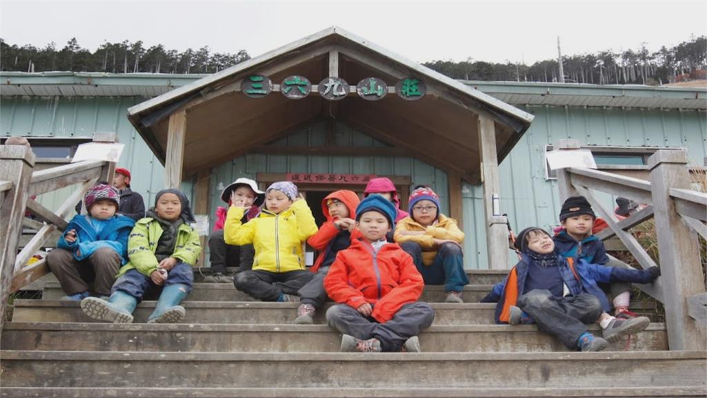 最好的山野教育! 登雪山路徑結冰 師生離山頂500公尺「撤山」